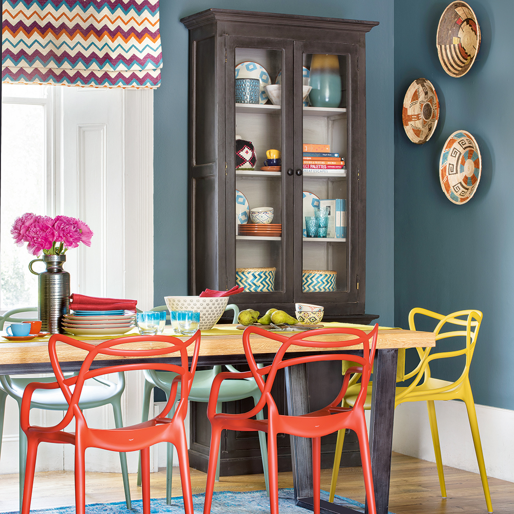 Renkli bir yemek odası ve sandalyeleri