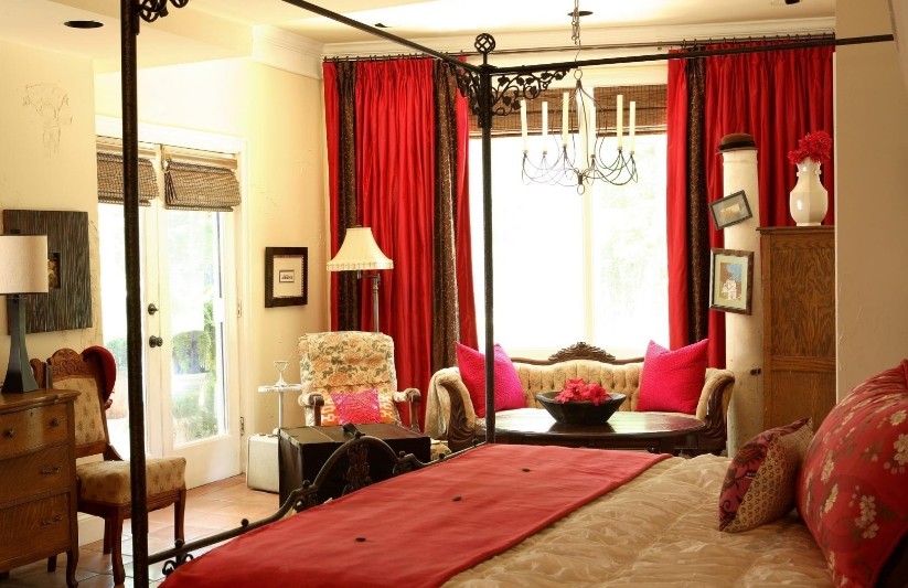 kırmızı perdeli klasik yatak odası dekorasyonu DekorBlog