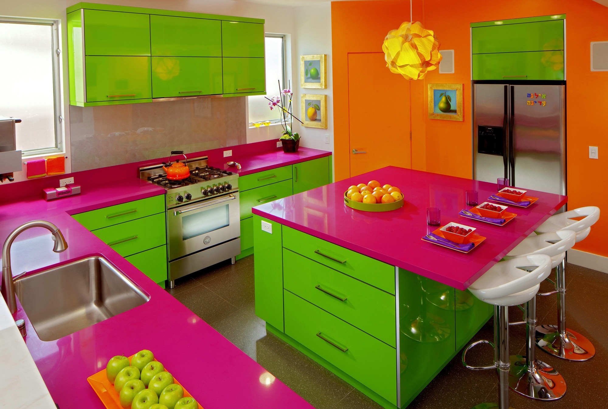 Желто зеленая кухня. Яркая кухня. Яркий кухонный гарнитур. Цветные кухни. Разноцветная кухня.